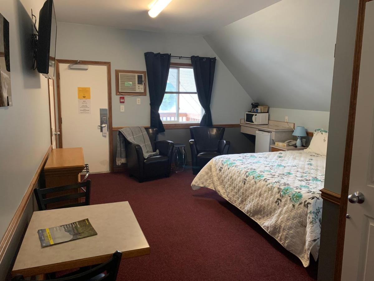 Peaks Lodge Revelstoke Bagian luar foto