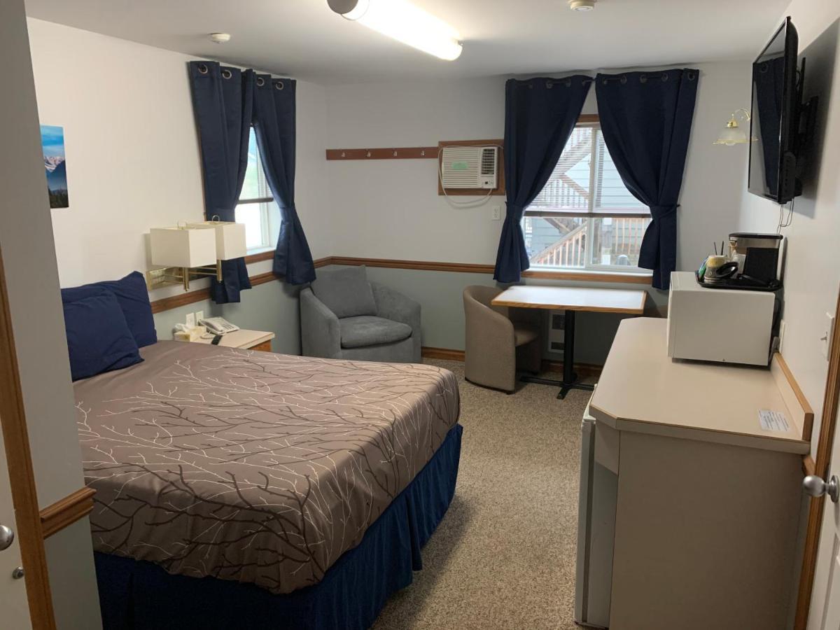 Peaks Lodge Revelstoke Bagian luar foto