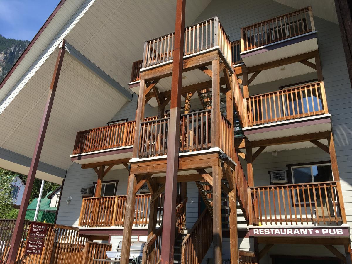 Peaks Lodge Revelstoke Bagian luar foto