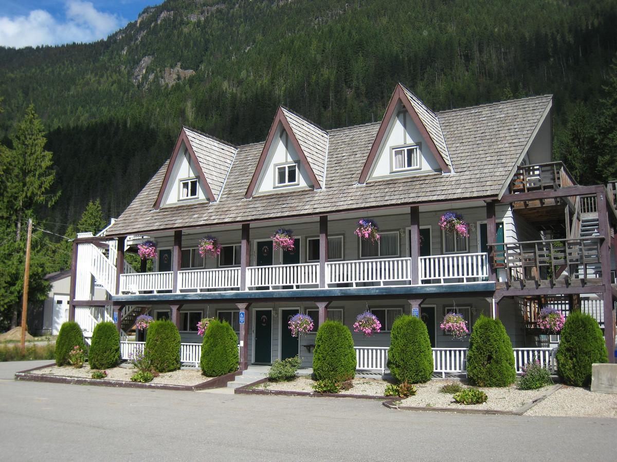 Peaks Lodge Revelstoke Bagian luar foto