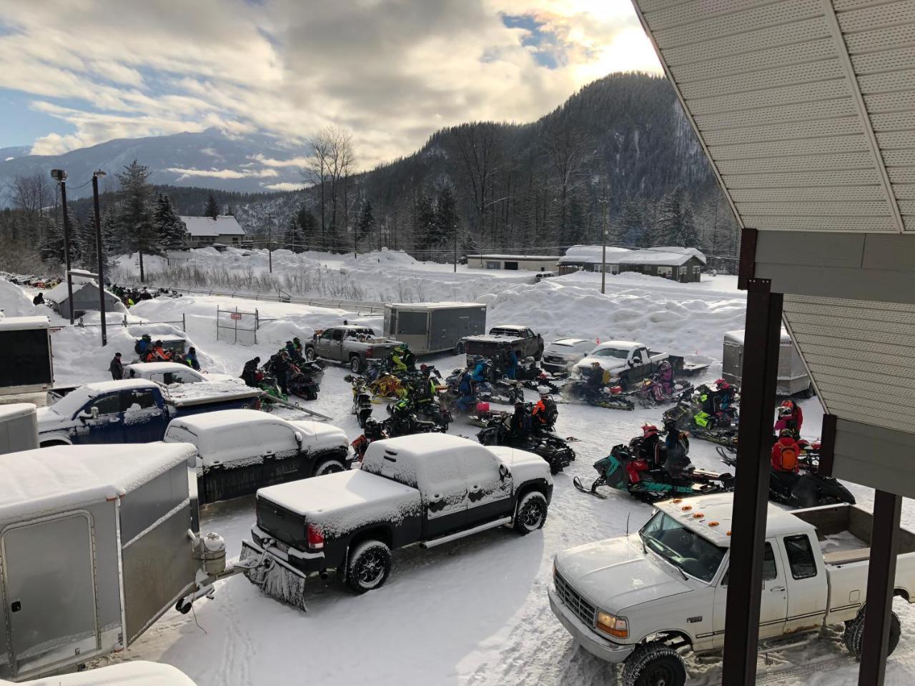 Peaks Lodge Revelstoke Bagian luar foto
