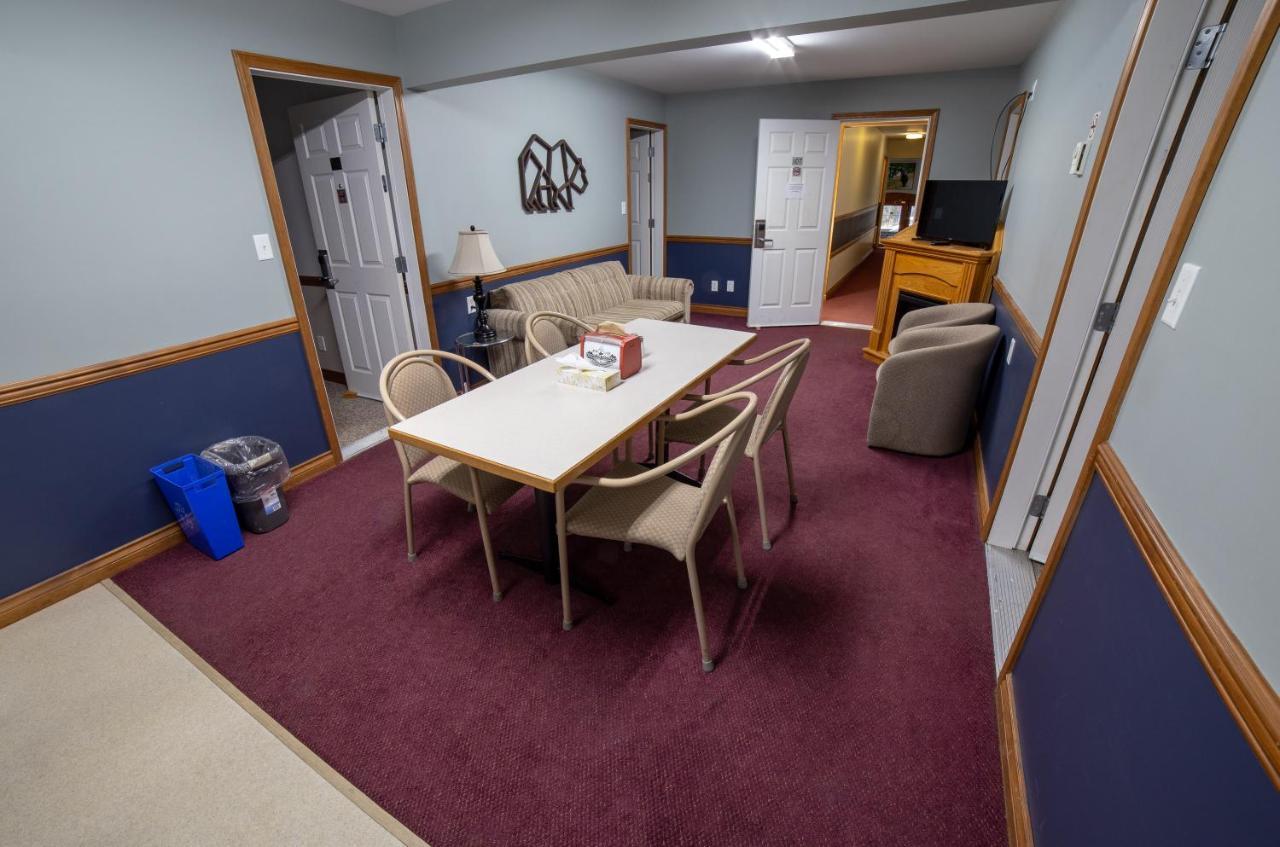 Peaks Lodge Revelstoke Bagian luar foto