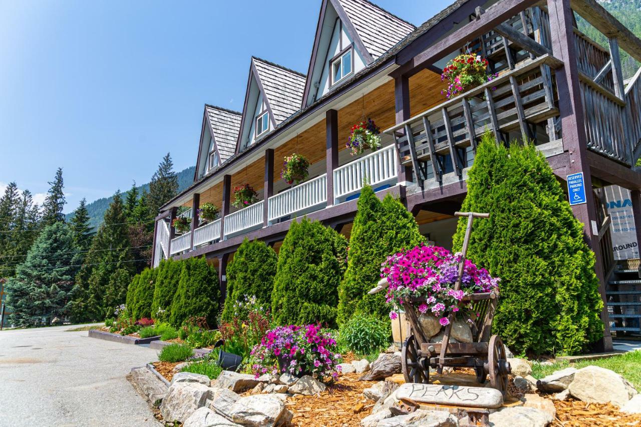 Peaks Lodge Revelstoke Bagian luar foto