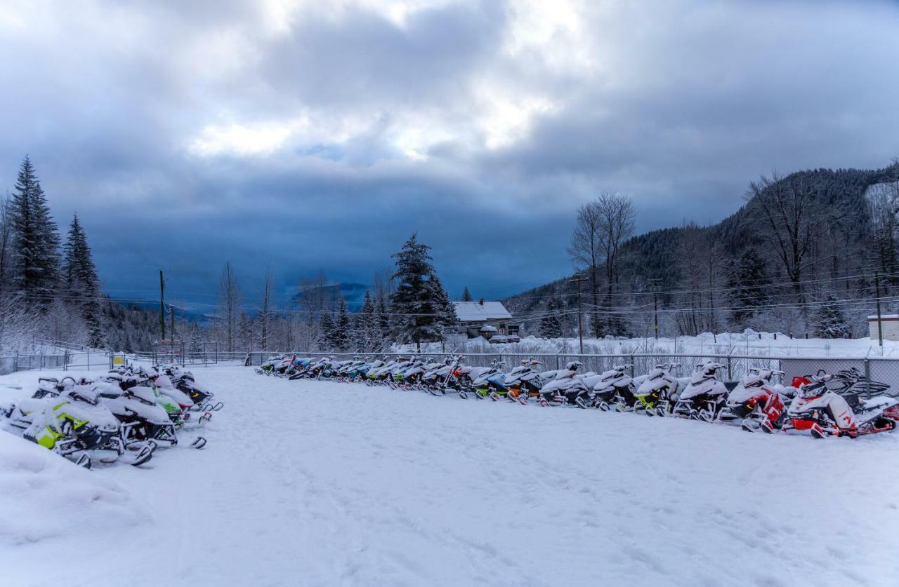 Peaks Lodge Revelstoke Bagian luar foto