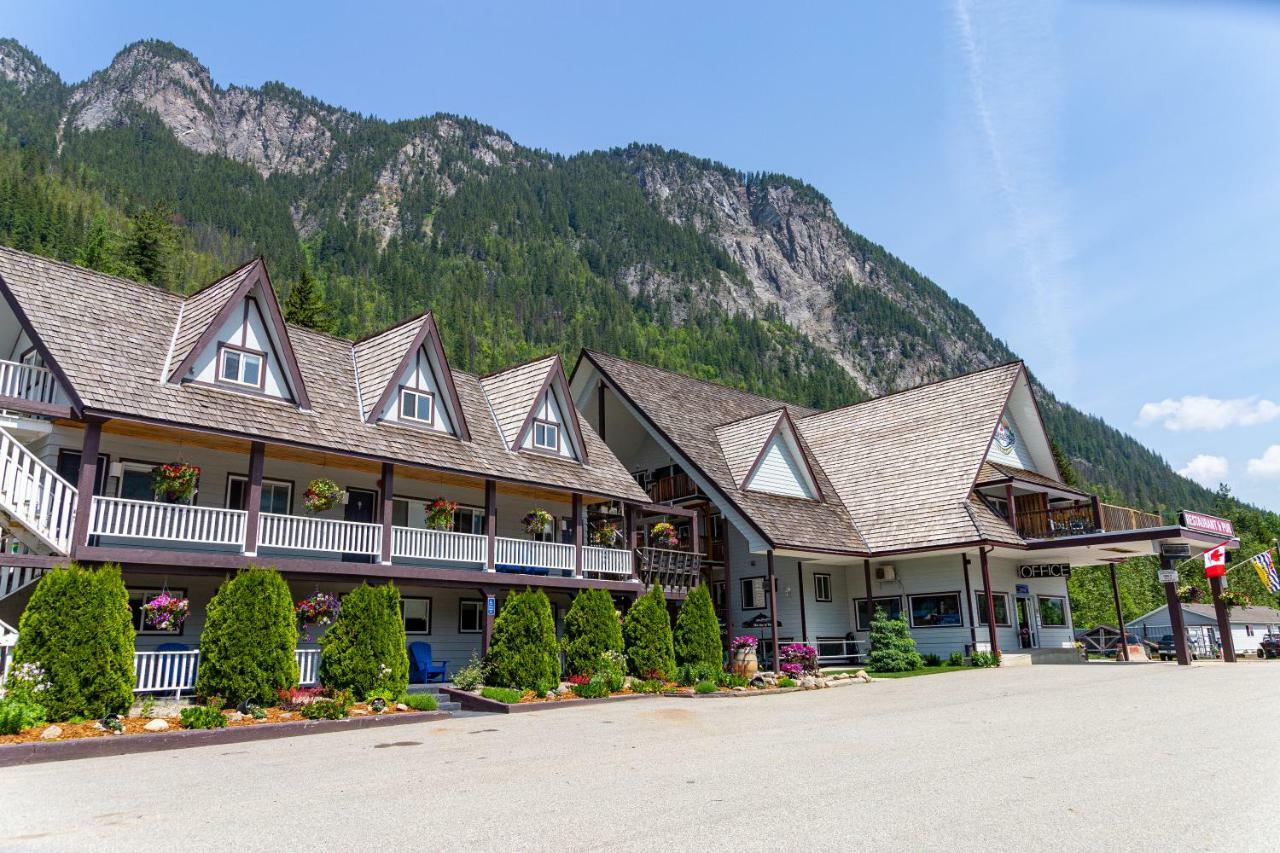Peaks Lodge Revelstoke Bagian luar foto