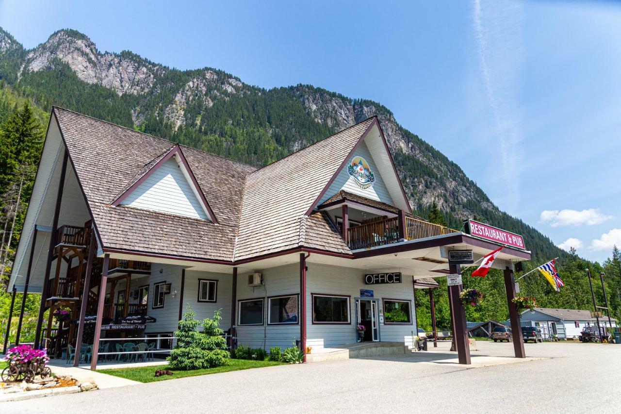 Peaks Lodge Revelstoke Bagian luar foto