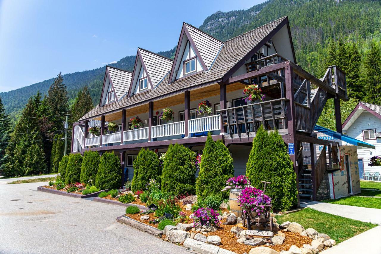 Peaks Lodge Revelstoke Bagian luar foto
