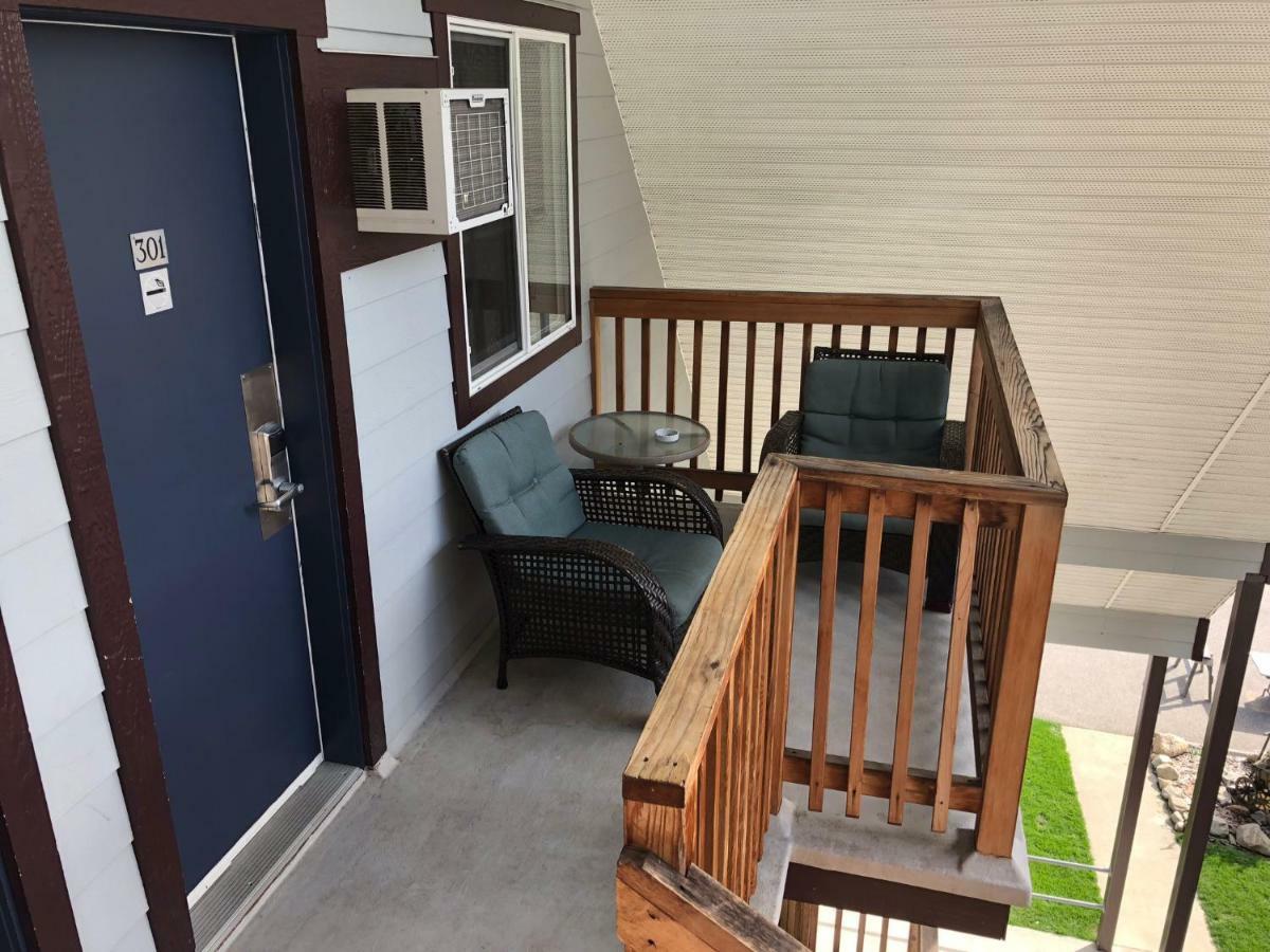 Peaks Lodge Revelstoke Bagian luar foto