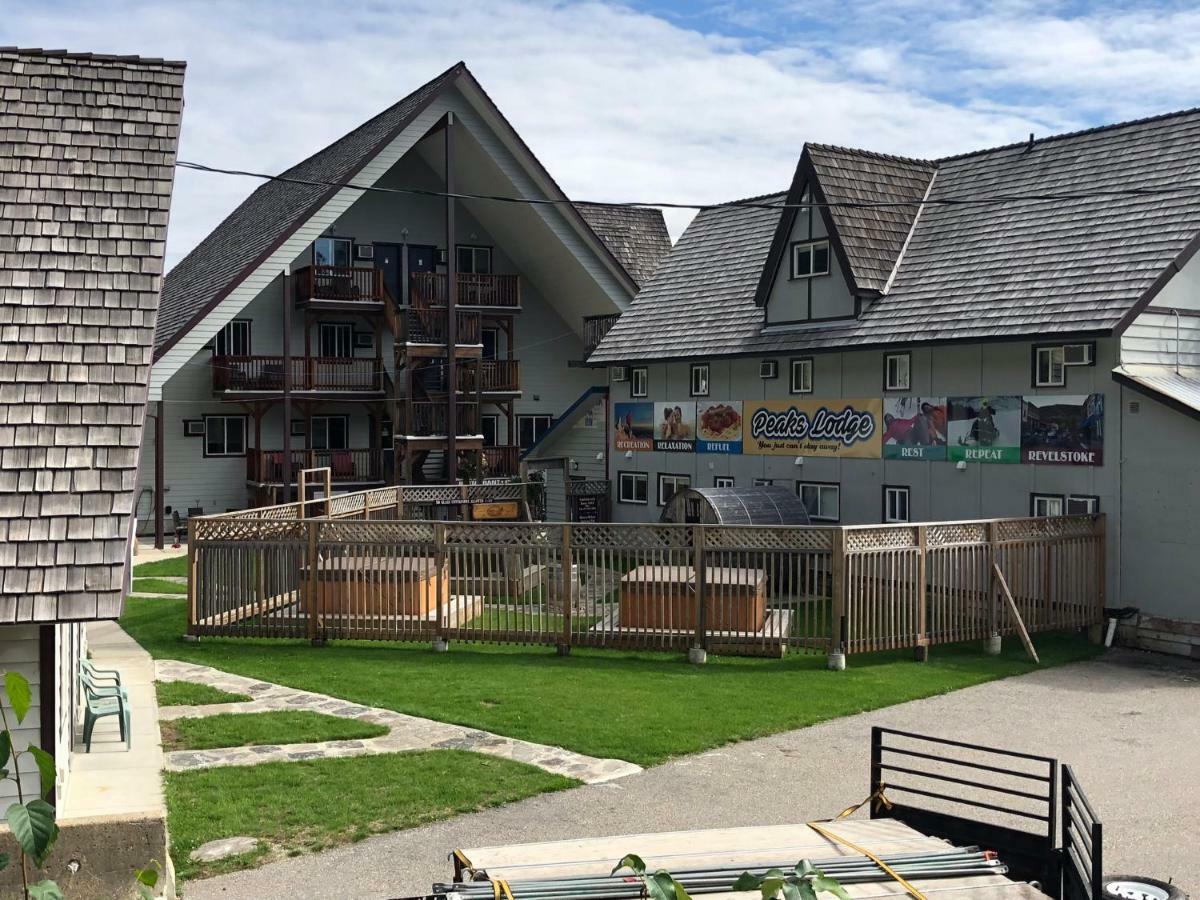 Peaks Lodge Revelstoke Bagian luar foto