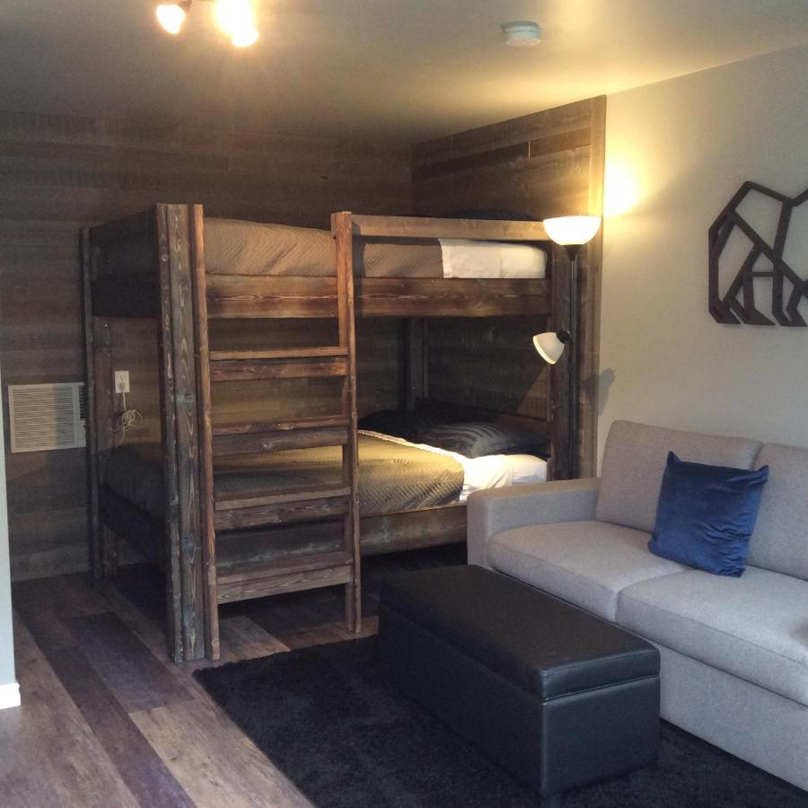 Peaks Lodge Revelstoke Bagian luar foto