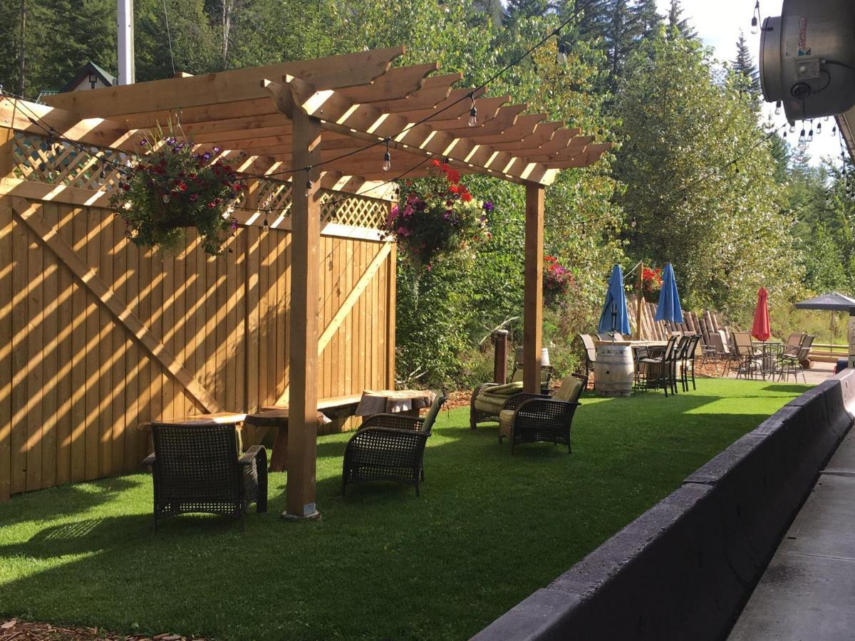 Peaks Lodge Revelstoke Bagian luar foto