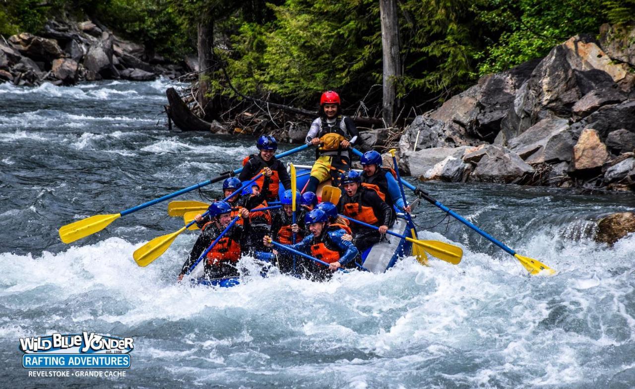 Peaks Lodge Revelstoke Bagian luar foto