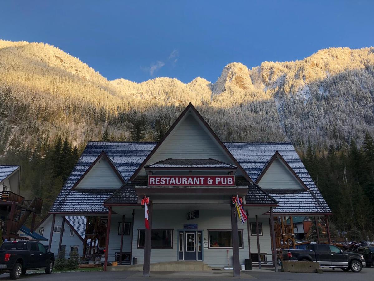 Peaks Lodge Revelstoke Bagian luar foto