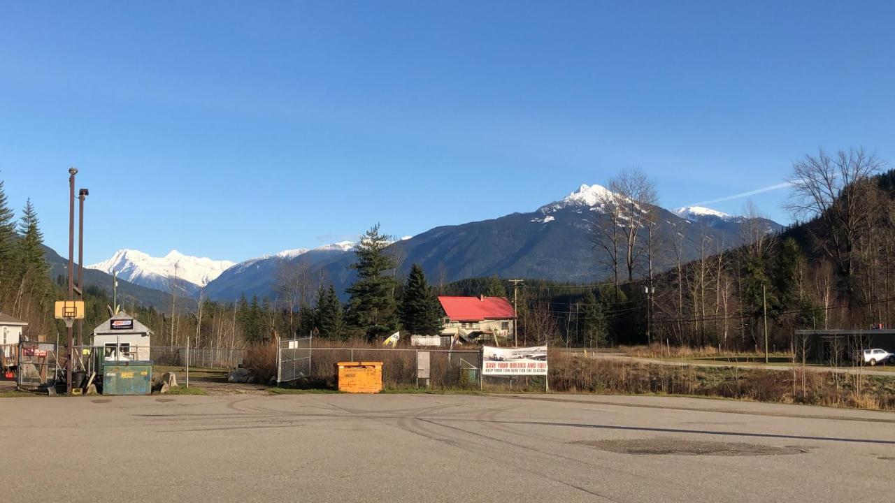 Peaks Lodge Revelstoke Bagian luar foto