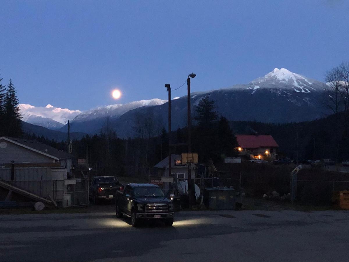 Peaks Lodge Revelstoke Bagian luar foto